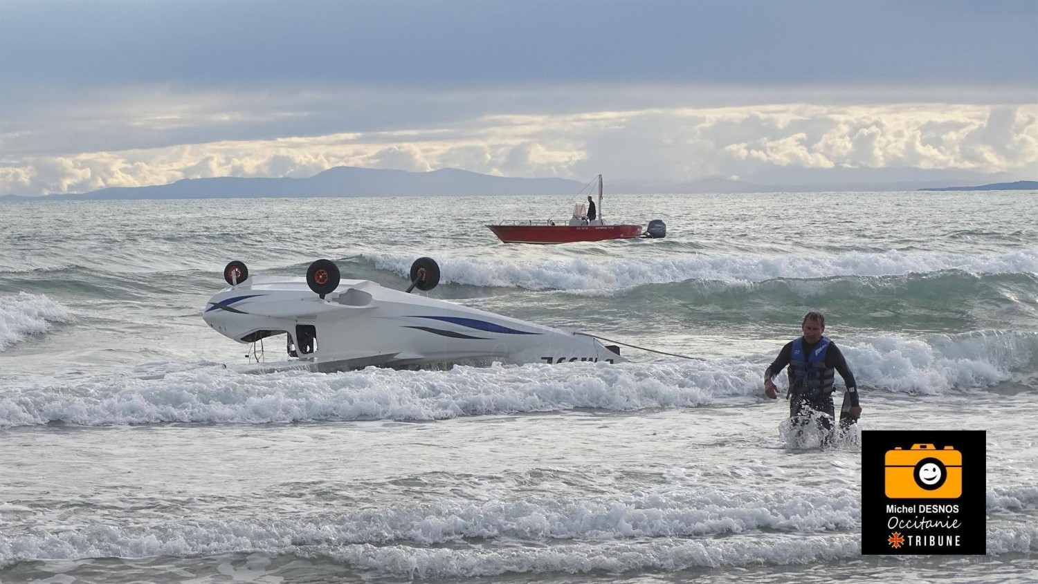 Agde - AGDE - VIDEO & PHOTOS - Un Hydravion ULM s'échoue sur la plage de la Tamarissière