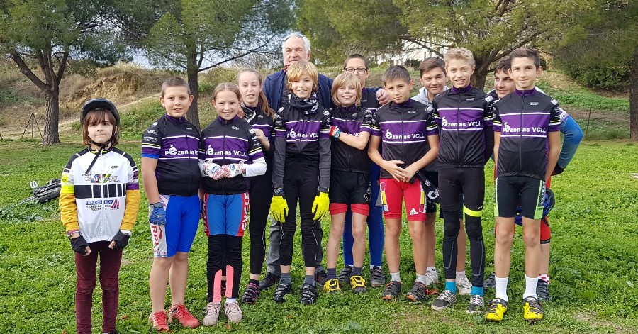 Cyclisme Pézenas - Des nouveaux maillots pour les jeunes cyclistes de Pézenas