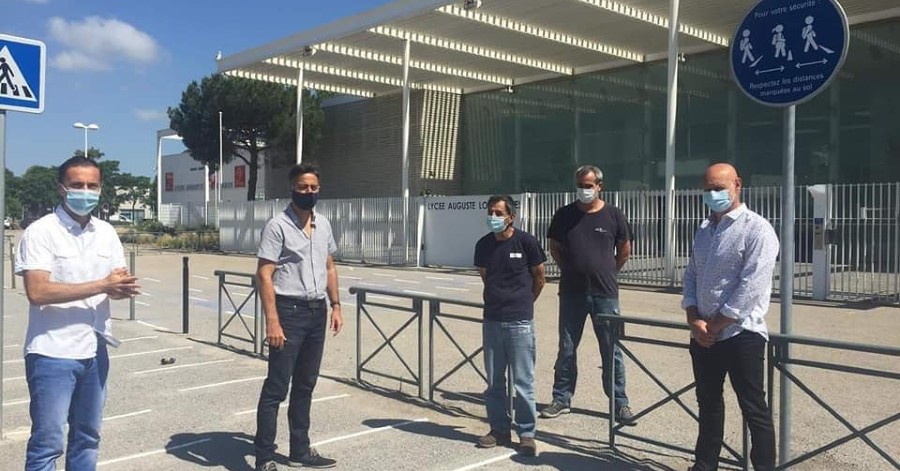 Agde - Distribution de gel hydro-alcoolique au Lycée