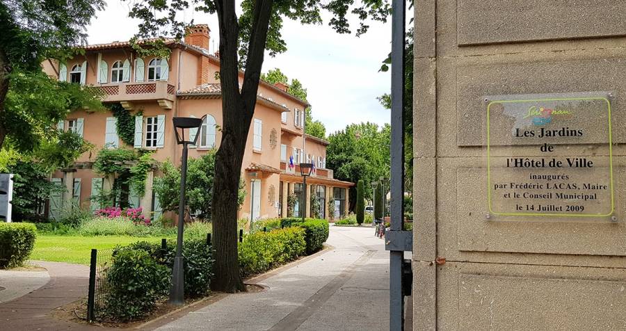 Hérault - Sérignan - Les jardins de l'Hôtel de ville : un paradis vert pour les grands et les petits