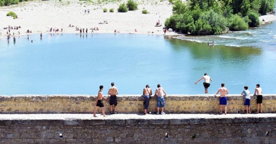 Hérault - Stop - Trop de jeunes en manque de sensations fortes se noient ou finissent à l'hosto après un beau plongeon de la mort !