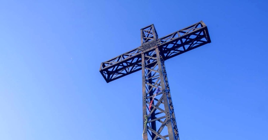 Hérault - Pic Saint Loup - Installation de la nouvelle croix !