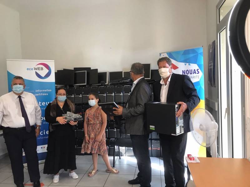 Hérault - Remise d'un ordinateur à 5 familles