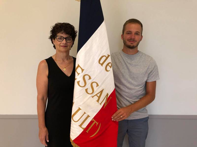Bessan - Deux élus municipaux portent désormais le drapeau de la mairie lors des cérémonies