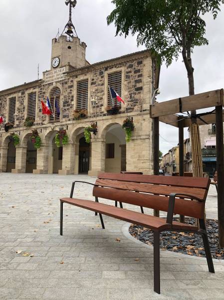 Bessan - Le mobilier urbain a pris sa place sur la nouvelle place de la Promenade