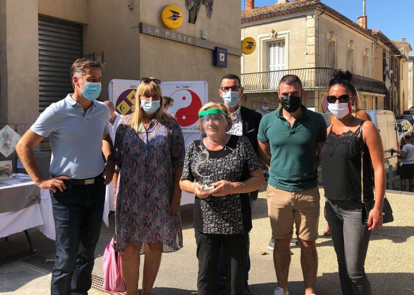 Bessan - Lucienne Pouget honorée par la ville lors du 20e forum des associations de Bessan