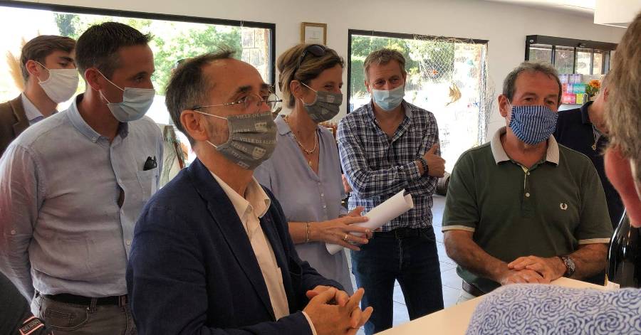 Portiragnes - Emmanuelle Ménard et Robert Ménard en visite à l'espace vente Alma Cersius