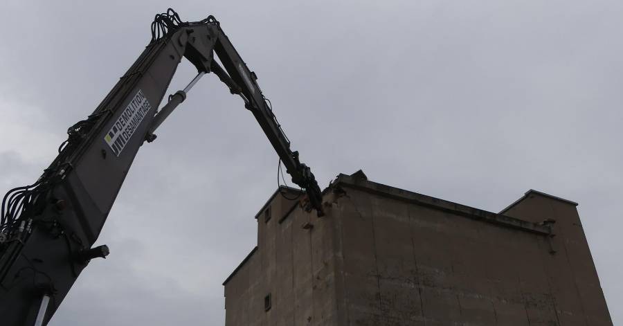 Agde - VIDEO - La démolition de l'ancienne Cave Coopérative a commencé