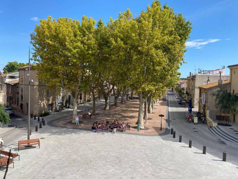 Bessan - Une classe de Cm1 découvre l'hôtel de ville et la nouvelle place de la Promenade
