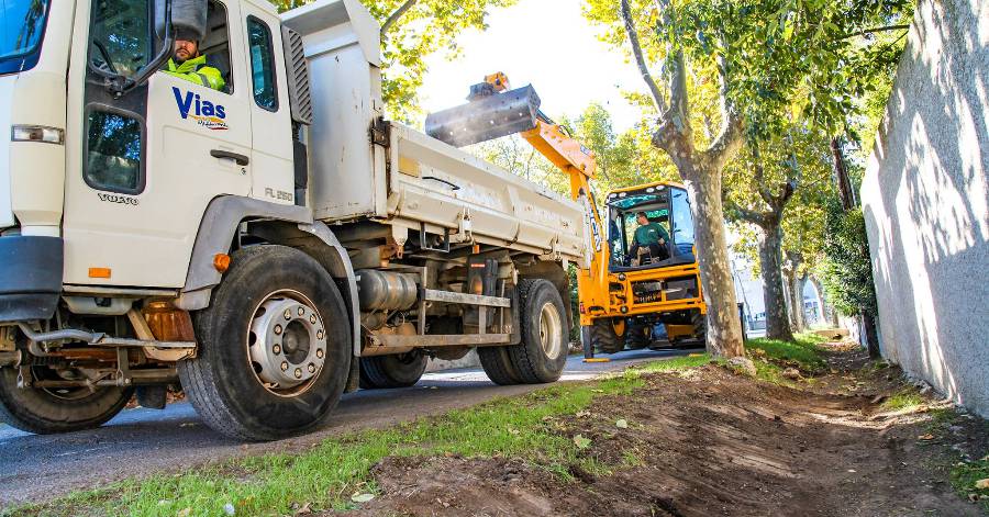 Vias - Les Services Techniques interviennent pour nettoyer les fossés