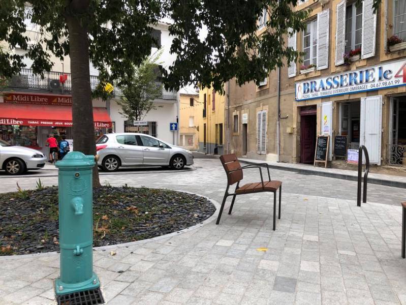 Bessan - La rue Sébastopol, à l'angle de l'espace rénové du centre-ville de Bessan, a été rouverte