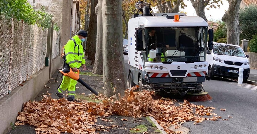 Pézenas - L'Agglo est à pied d'œuvre pour le ramassage des feuilles mortes présentes sur les voiries