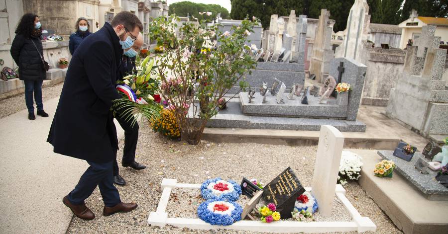 Vias - Un dépôt de gerbe sur la tombe des deux aviateurs anglais