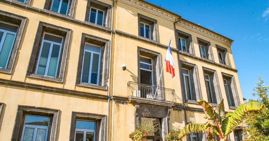 Vias - Les bâtiments et édifices publics sont pavoisés aux couleurs nationales !