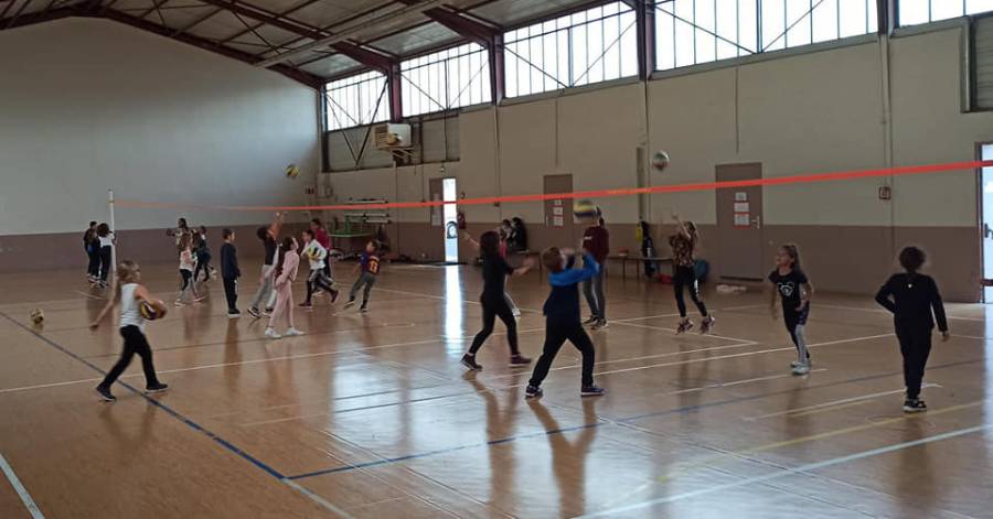 Volley-ball Hérault - Certains jeunes élèves de l'Hérault, pratiquent tout de même le Volley-ball ! A l'école !