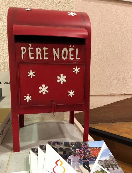 Bessan - En mairie, le Père Noël attend les lettres des petits Bessanais...