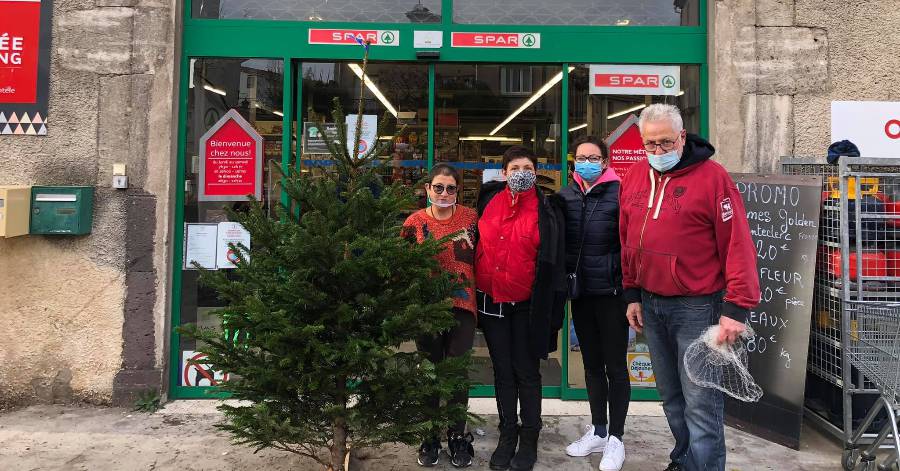 Portiragnes - La ville offre des sapins aux commerçants !