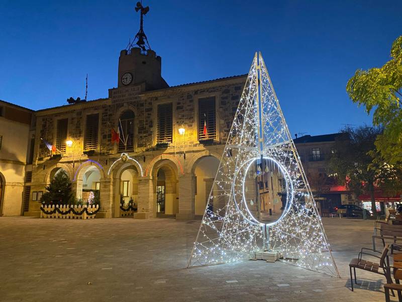 Bessan - Beaucoup de réactions suite à l'installation de l'arbre de Noël de la mairie