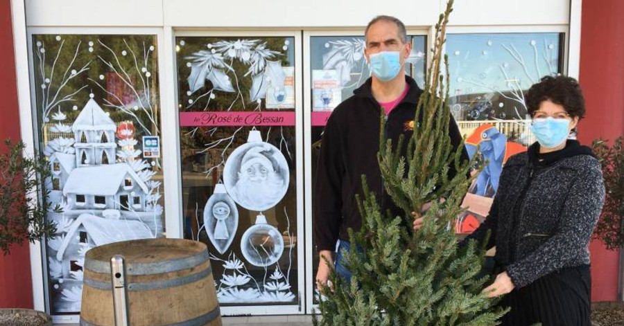Bessan - La ville distribue des sapins aux commerçants du centre-ville pour les fêtes