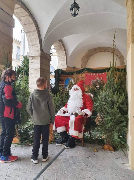 Bessan - Le marché de Noël de Bessan bat son plein en respect des consignes sanitaires