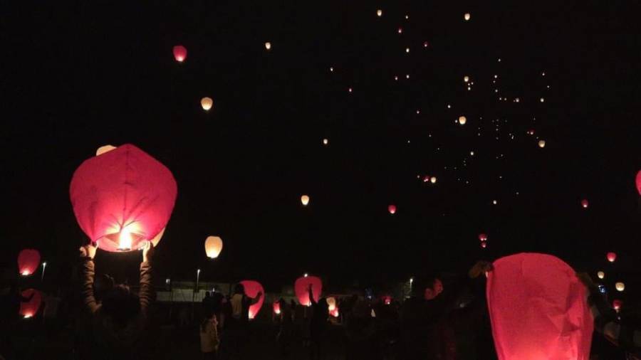 Bessan - Retour sur le formidable et magique lâcher de lanternes pour les fêtes de Noël à Bessan