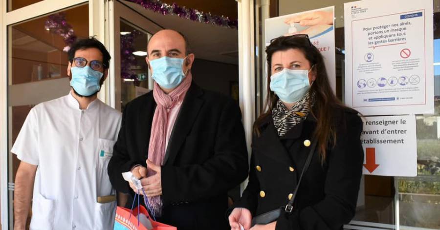 Florensac - Distribution des traditionnels chocolats dans les maisons de retraite.