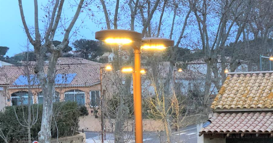 Portiragnes - Information - Des candélabres d'éclairage public allumés dans la journée.