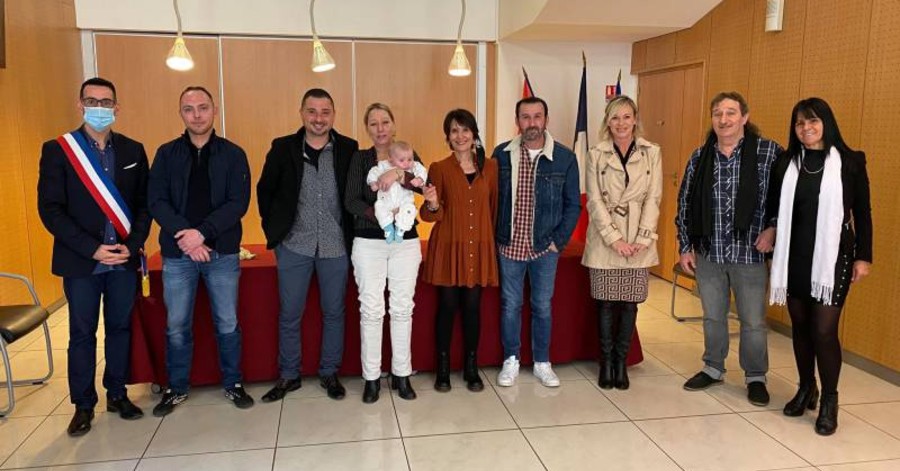 Bessan - Premier parrainage civil de l'année 2021 en mairie de Bessan autour du petit Anthony
