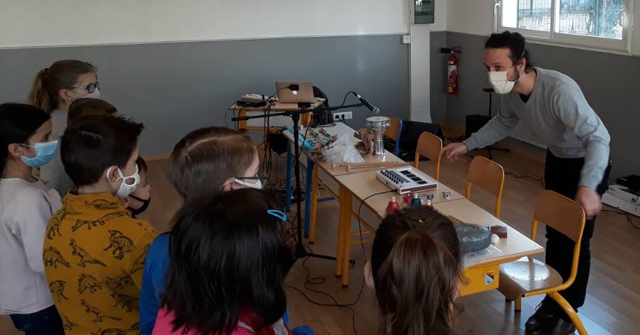 Pézenas - Théâtre et musique à l'école avec la compagnie de théâtre L'Awantura.