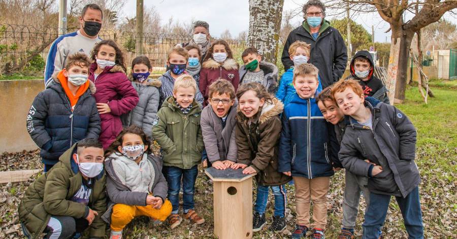 Vias - Installation de deux nichoirs à oiseaux au Centre de loisirs du Libron