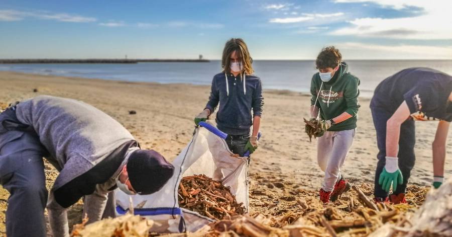 Hérault - Les gardes du littoral ont encadré les élèves du Lycée agricole de Narbonne dans la mise en place du broyat.