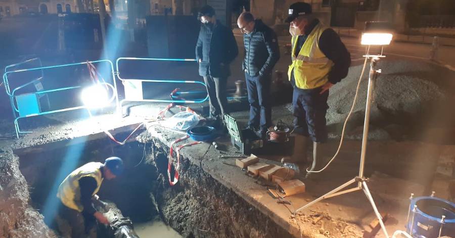 Pézenas - Réparation d'une fuite sur le réseau d'eau potable pendant la nuit.