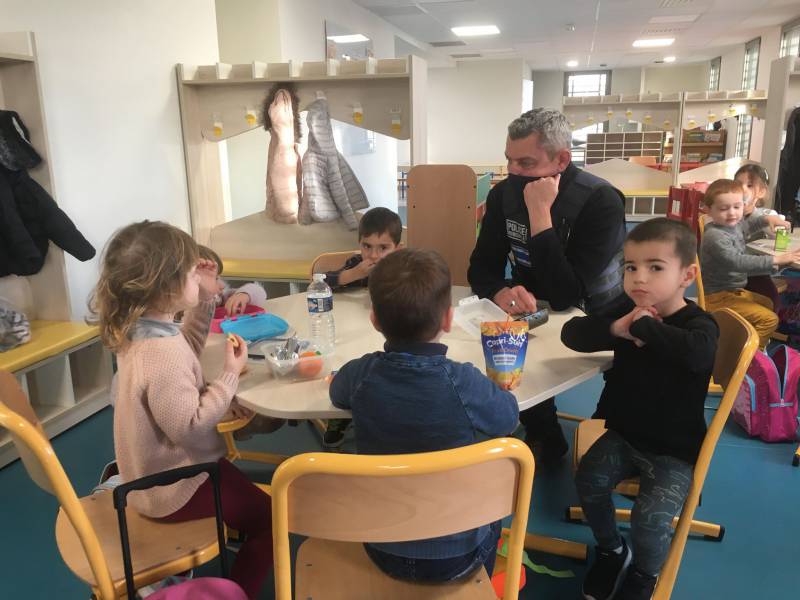 Bessan - « On a pris le gouter avec les policiers dans la cour » : ou comment la police municipale se présente aux petits bessanais !
