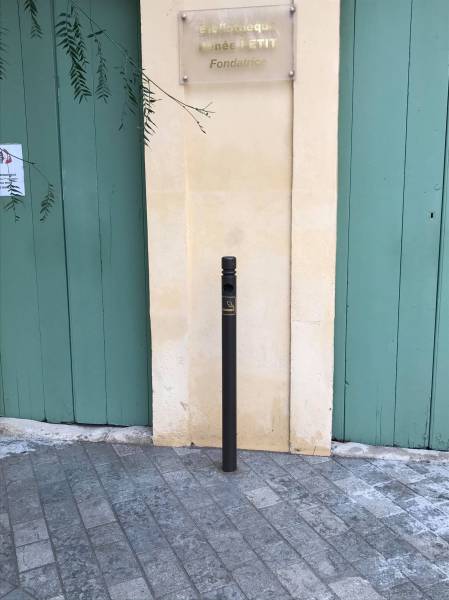Bessan - La ville a installé des cendriers aux abords de la nouvelle Promenade