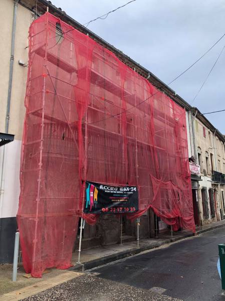 Bessan - Les réfections de façade se succèdent à vive allure dans le centre-ville de Bessan
