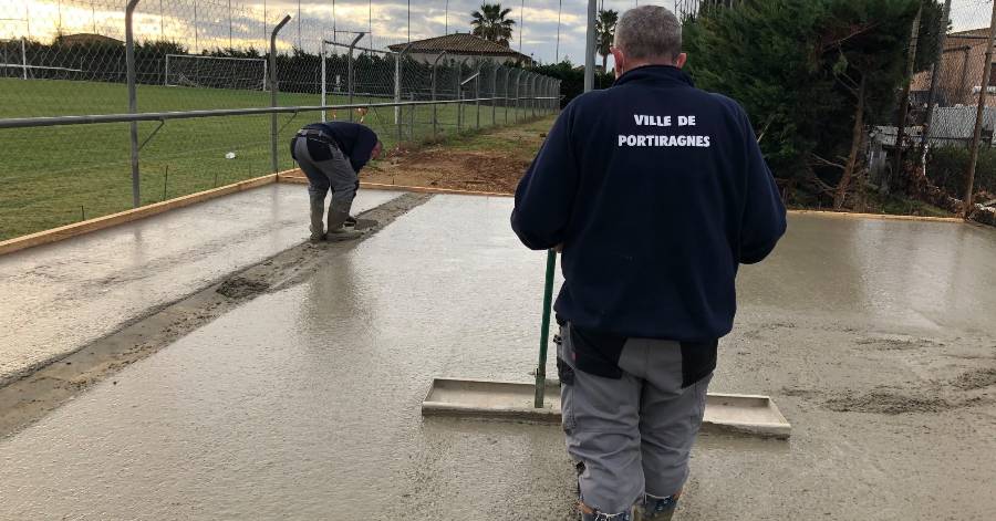 Portiragnes - Une dalle béton qui accueillera la future tribune du stade municipal.