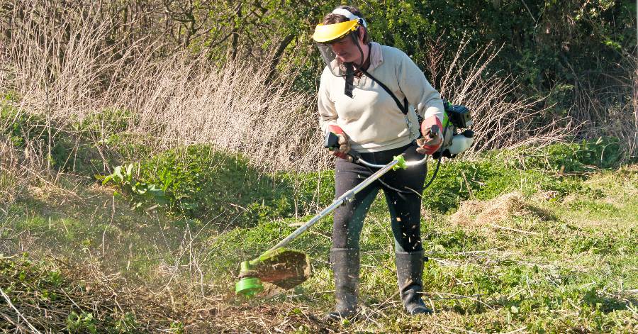 Vias - Pensez à débroussailler afin de limiter les risques d'incendie !