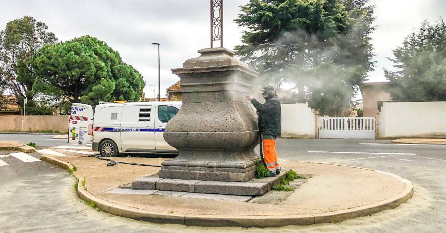 Vias - Le socle en pierre de la Croix de la Mission fait peau neuve !