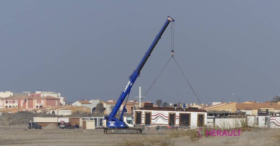 Cap d'Agde - C'est parti pour le montage des plages privées !