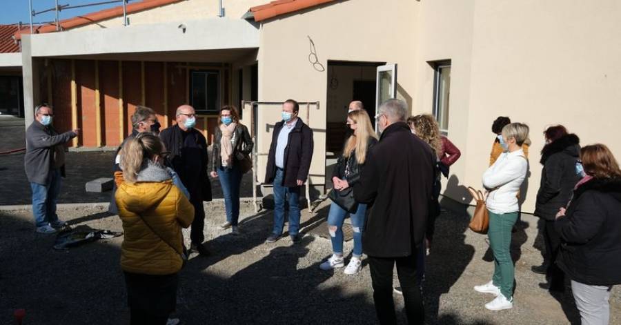 Marseillan - Les agents municipaux visitent le chantier de la crèche.