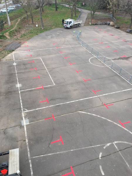 Bessan - Un parking provisoire créé à l'espace des Peupliers pendant les travaux de l'espace Baldy