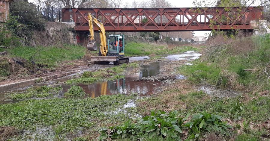 Pézenas - Rivière Peyne, opération de reprise du transit sédimentaire en cours à Pézenas