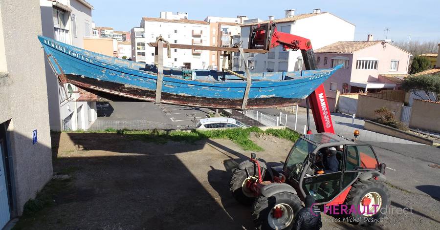 Cap d'Agde - Récupération d'une ancienne nacelle à l'Aquarium qui a fermé ses portes