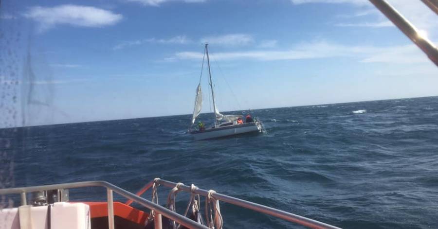 Cap d'Agde - Assistance à un voilier en difficulté à 6 miles des côtes