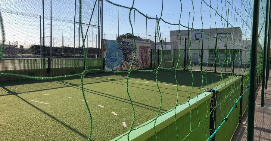 Portiragnes - Le city stade équipé de filets de sécurité pare-ballon.