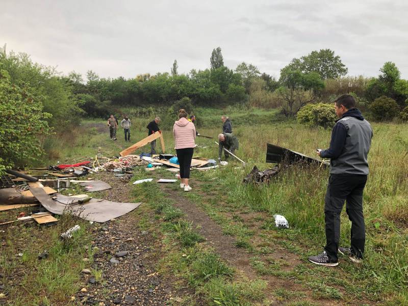 Bessan - Une action citoyenne spontanée pour retirer des déchets jetés dans la nature