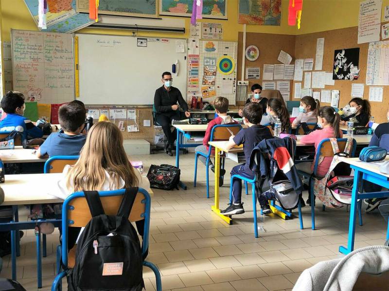 Bessan - Quand le maire rencontre des écoliers… voulant prendre sa place !
