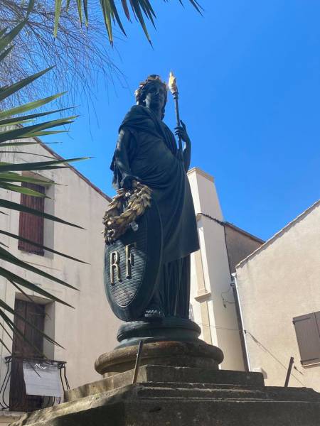 Bessan - Les charmes de la statue de la République entretiennent le mystère