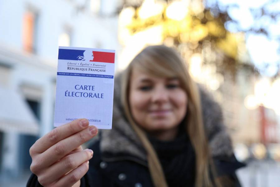 Bessan - Remise des cartes électorales aux jeunes électeurs, désormais citoyens
