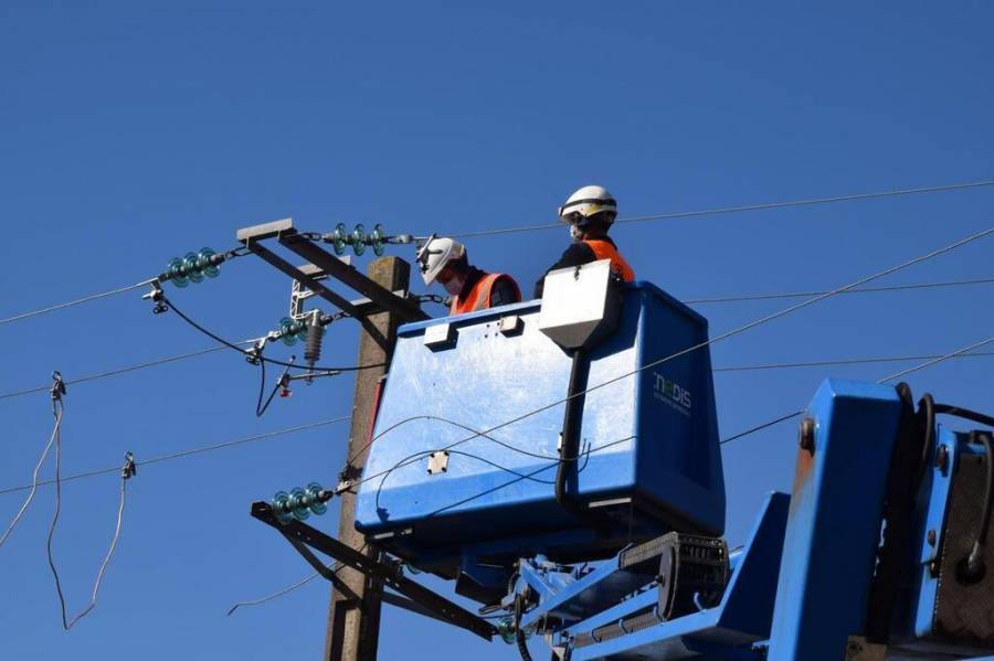 Bessan - Un imposant chantier d'enfouissement de lignes électriques traverse le village